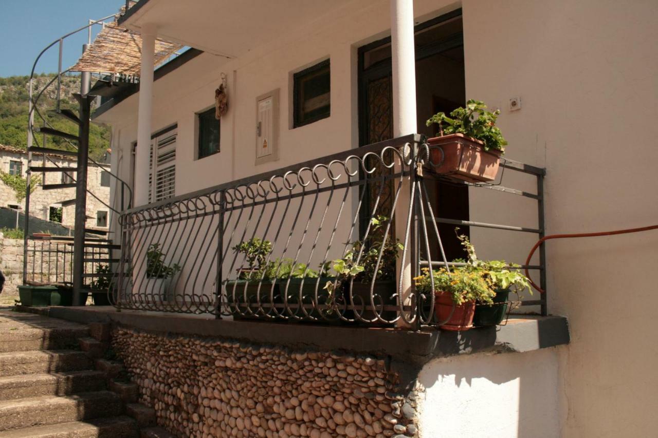 Studio Apartman Na Plazi Rafailovici Bagian luar foto